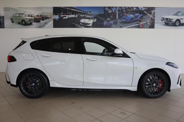 BMW 1-SERIE 123 xDrive | M Sportpakket Pro | Harman Kardon | Head-Up Display | M Adaptief onderstel | Driving Assistant Plus