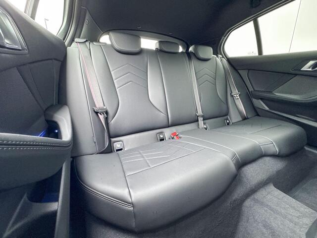BMW 1-SERIE 120 M Sport M-Sport Pro / 19inch / Glazendak / Stoelverwarming / Getinte Ramen / Harman Kardon / Comfort Acces