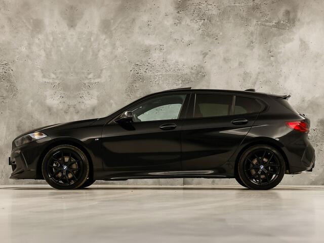 BMW 1-SERIE 118i M Sport Automaat (PANORAMADAK, M PAKKET, DEALER ONDERHOUDEN, STUUR/STOELVERWARMING, CAMERA, BRUIN LEDER, SPOILER, BLACK PACK, SFEERVERLICHTING, NIEUWSTAAT)