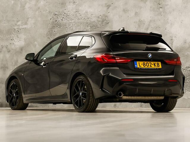 BMW 1-SERIE 118i M Sport Automaat (PANORAMADAK, M PAKKET, DEALER ONDERHOUDEN, STUUR/STOELVERWARMING, CAMERA, BRUIN LEDER, SPOILER, BLACK PACK, SFEERVERLICHTING, NIEUWSTAAT)