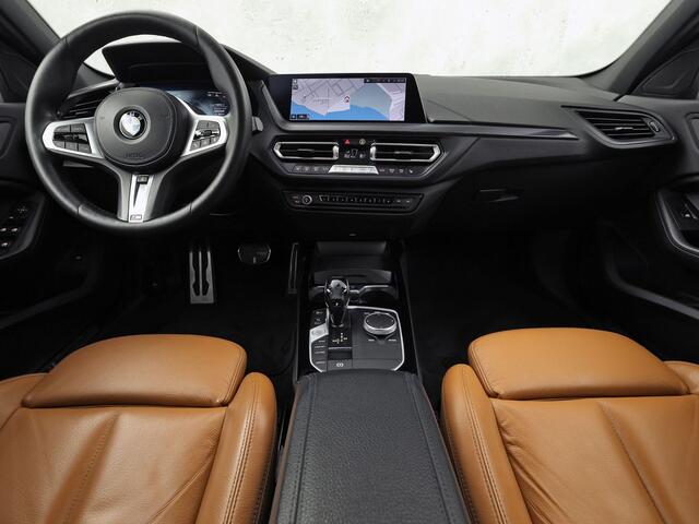 BMW 1-SERIE 118i M Sport Automaat (PANORAMADAK, M PAKKET, DEALER ONDERHOUDEN, STUUR/STOELVERWARMING, CAMERA, BRUIN LEDER, SPOILER, BLACK PACK, SFEERVERLICHTING, NIEUWSTAAT)