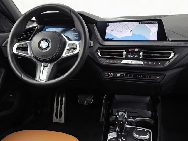 BMW 1-SERIE 118i M Sport Automaat (PANORAMADAK, M PAKKET, DEALER ONDERHOUDEN, STUUR/STOELVERWARMING, CAMERA, BRUIN LEDER, SPOILER, BLACK PACK, SFEERVERLICHTING, NIEUWSTAAT)
