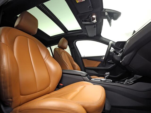 BMW 1-SERIE 118i M Sport Automaat (PANORAMADAK, M PAKKET, DEALER ONDERHOUDEN, STUUR/STOELVERWARMING, CAMERA, BRUIN LEDER, SPOILER, BLACK PACK, SFEERVERLICHTING, NIEUWSTAAT)
