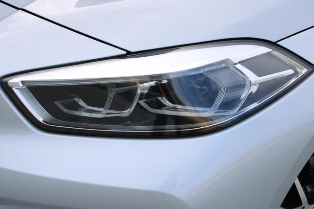 BMW 1-SERIE 116i High Executive | Incl. 12 maanden garantie | Stoelverwarming | Apple Carplay & Android Auto | WIFI | Climate Control | Hill Hold | Elektrisch verstelbare stoelen |