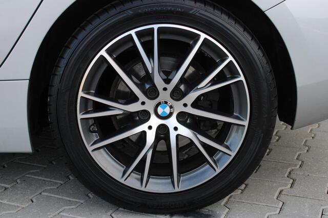 BMW 1-SERIE 116i High Executive | Incl. 12 maanden garantie | Stoelverwarming | Apple Carplay & Android Auto | WIFI | Climate Control | Hill Hold | Elektrisch verstelbare stoelen |