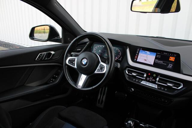 BMW 1-SERIE 118i High Executive M-sport | Incl. 12 maanden garantie | Cruise control | Kuipstoelen | Schuif/kantel dak | Climate control | Apple carplay | Navigatie | DAB radio | Harman/Kardon |