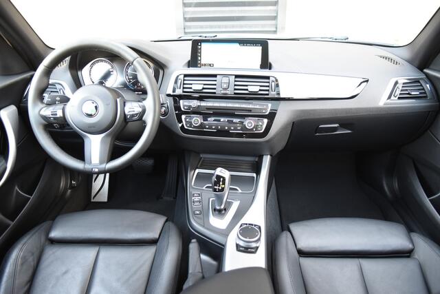 BMW 1-SERIE 118i Edition M Sport Shadow High Exe * Schuifdak * 19'' Performance Wielen * Lichtpakket * Privacy glas *