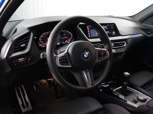 BMW 1-SERIE 118i High Executive M-Sport (NL-Auto / Virtual Display / Cruise / Carplay / Sfeerverlichting / Navi)
