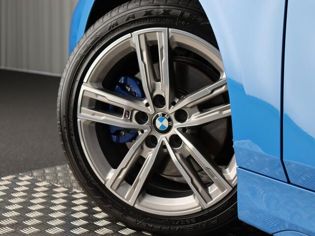 BMW 1-SERIE 118i High Executive M-Sport (NL-Auto / Virtual Display / Cruise / Carplay / Sfeerverlichting / Navi)