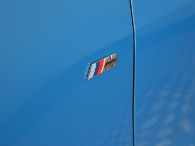 BMW 1-SERIE 118i High Executive M-Sport (NL-Auto / Virtual Display / Cruise / Carplay / Sfeerverlichting / Navi)