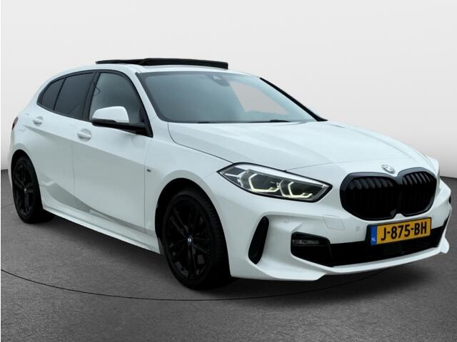 BMW 1-SERIE 118i Executive M-Sport | Pano | Head-up | Shadow line-pack | Stoelverwarming