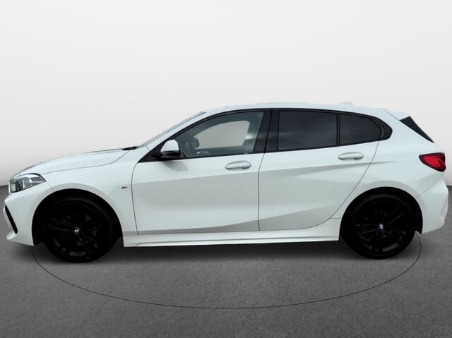BMW 1-SERIE 118i Executive M-Sport | Pano | Head-up | Shadow line-pack | Stoelverwarming