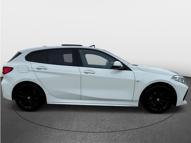 BMW 1-SERIE 118i Executive M-Sport | Pano | Head-up | Shadow line-pack | Stoelverwarming