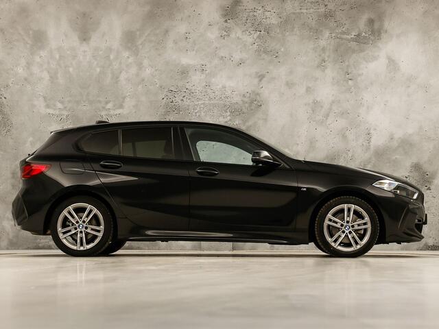 BMW 1-SERIE 118i M Sport Automaat (APPLE CARPLAY, M PAKKET, GROOT NAVI, LEDER, SPORTSTOELEN, SFEERVERLICHTING, GETINT GLAS, NIEUWSTAAT)