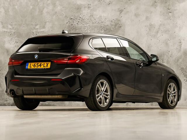 BMW 1-SERIE 118i M Sport Automaat (APPLE CARPLAY, M PAKKET, GROOT NAVI, LEDER, SPORTSTOELEN, SFEERVERLICHTING, GETINT GLAS, NIEUWSTAAT)
