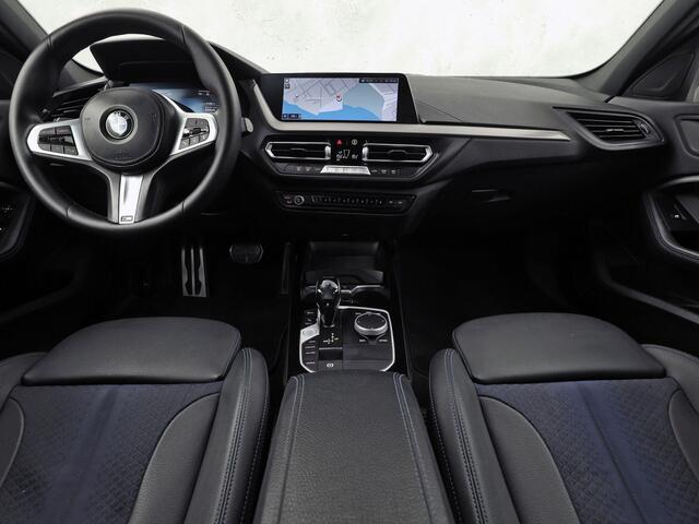 BMW 1-SERIE 118i M Sport Automaat (APPLE CARPLAY, M PAKKET, GROOT NAVI, LEDER, SPORTSTOELEN, SFEERVERLICHTING, GETINT GLAS, NIEUWSTAAT)