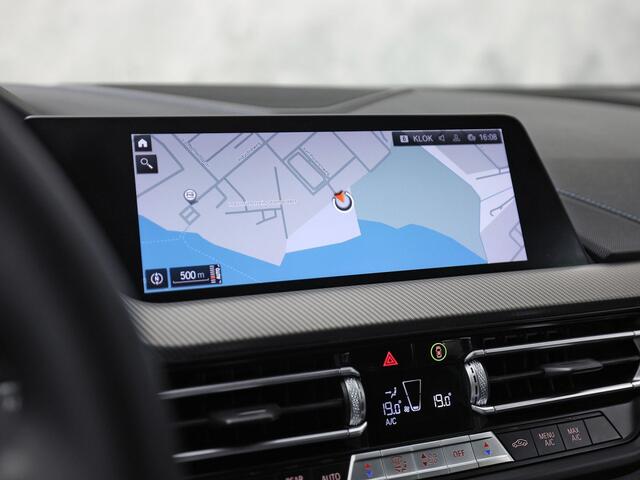 BMW 1-SERIE 118i M Sport Automaat (APPLE CARPLAY, M PAKKET, GROOT NAVI, LEDER, SPORTSTOELEN, SFEERVERLICHTING, GETINT GLAS, NIEUWSTAAT)