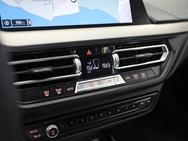 BMW 1-SERIE 118i M Sport Automaat (APPLE CARPLAY, M PAKKET, GROOT NAVI, LEDER, SPORTSTOELEN, SFEERVERLICHTING, GETINT GLAS, NIEUWSTAAT)