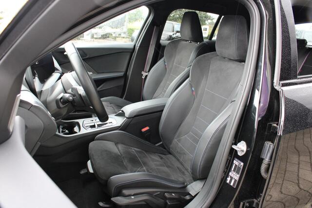 BMW 1-SERIE 120 M Sport Automaat / Sportstoelen / Comfort Access / Achteruitrijcamera / Harman-Kardon / Adaptieve LED / Getint glas