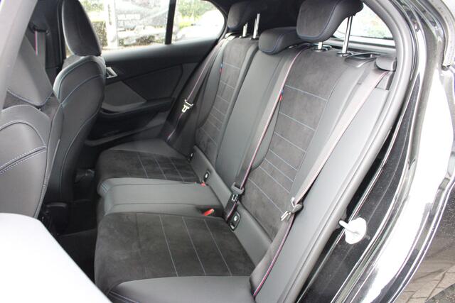 BMW 1-SERIE 120 M Sport Automaat / Sportstoelen / Comfort Access / Achteruitrijcamera / Harman-Kardon / Adaptieve LED / Getint glas