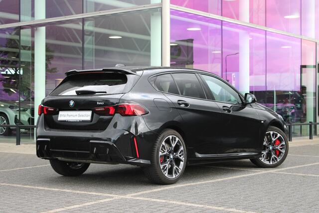 BMW 1-SERIE 120 M Sport Automaat / Sportstoelen / Comfort Access / Achteruitrijcamera / Harman-Kardon / Adaptieve LED / Getint glas