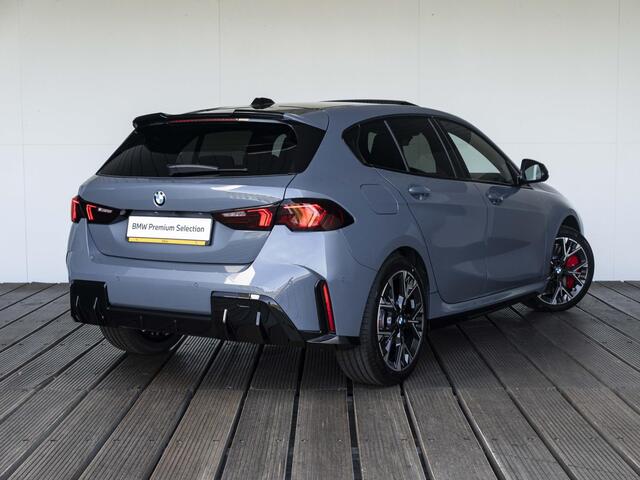 BMW 1-SERIE 120 | M Sportpakket Pro | Premium Pack | Comfort Access | Stuurwielrand verwarmd | Panoramadak | Sportstoelen | 18 inch