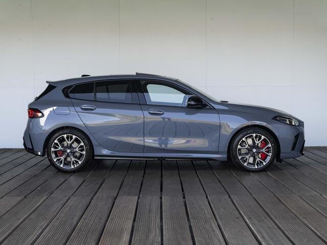 BMW 1-SERIE 120 | M Sportpakket Pro | Premium Pack | Comfort Access | Stuurwielrand verwarmd | Panoramadak | Sportstoelen | 18 inch
