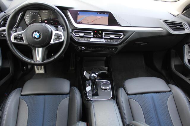 BMW 1-SERIE M135i xDrive High Executive | Incl. 12 maanden Garantie | Akrapovic uitlaatsysteem | Dealer onderhouden | Stoelverwarming | Cruise controle | Apple CarPlay/Android Auto | Keyless start | Schakelflippers | Climate controle | Navigatie | Parkeersensoren V+A | Half lederen bekleding |