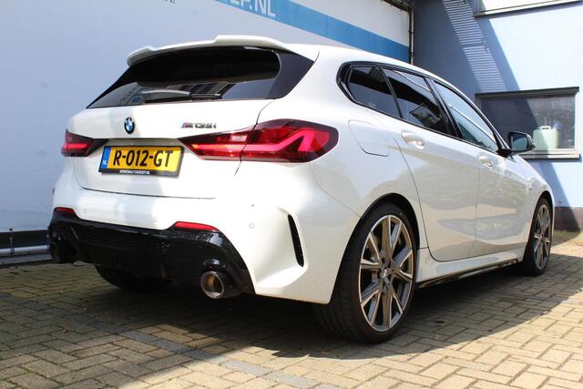 BMW 1-SERIE M135i xDrive High Executive | Incl. 12 maanden Garantie | Akrapovic uitlaatsysteem | Dealer onderhouden | Stoelverwarming | Cruise controle | Apple CarPlay/Android Auto | Keyless start | Schakelflippers | Climate controle | Navigatie | Parkeersensoren V+A | Half lederen bekleding |
