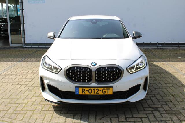 BMW 1-SERIE M135i xDrive High Executive | Incl. 12 maanden Garantie | Akrapovic uitlaatsysteem | Dealer onderhouden | Stoelverwarming | Cruise controle | Apple CarPlay/Android Auto | Keyless start | Schakelflippers | Climate controle | Navigatie | Parkeersensoren V+A | Half lederen bekleding |