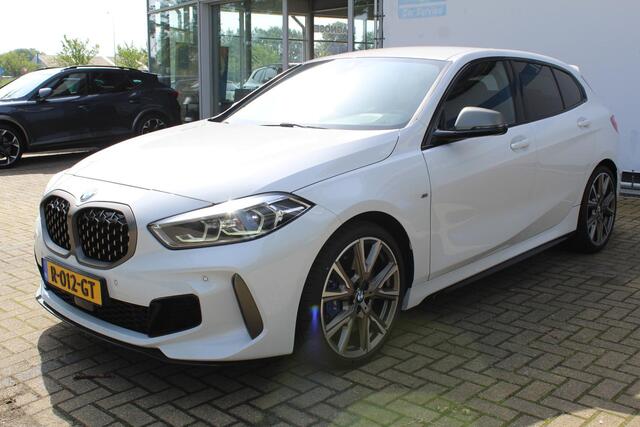 BMW 1-SERIE M135i xDrive High Executive | Incl. 12 maanden Garantie | Akrapovic uitlaatsysteem | Dealer onderhouden | Stoelverwarming | Cruise controle | Apple CarPlay/Android Auto | Keyless start | Schakelflippers | Climate controle | Navigatie | Parkeersensoren V+A | Half lederen bekleding |