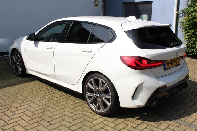 BMW 1-SERIE M135i xDrive High Executive | Incl. 12 maanden Garantie | Akrapovic uitlaatsysteem | Dealer onderhouden | Stoelverwarming | Cruise controle | Apple CarPlay/Android Auto | Keyless start | Schakelflippers | Climate controle | Navigatie | Parkeersensoren V+A | Half lederen bekleding |