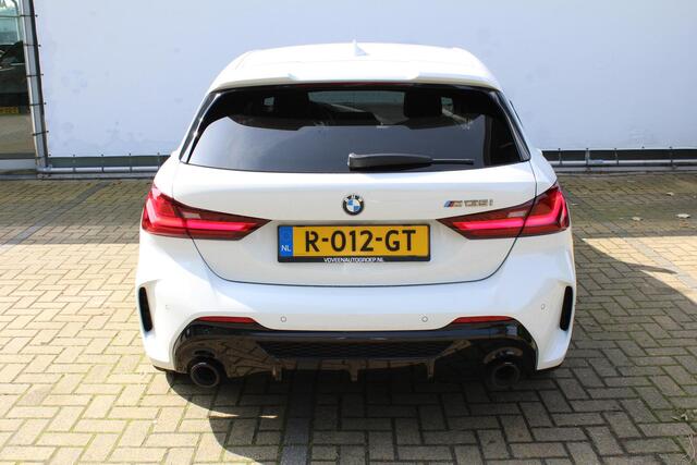 BMW 1-SERIE M135i xDrive High Executive | Incl. 12 maanden Garantie | Akrapovic uitlaatsysteem | Dealer onderhouden | Stoelverwarming | Cruise controle | Apple CarPlay/Android Auto | Keyless start | Schakelflippers | Climate controle | Navigatie | Parkeersensoren V+A | Half lederen bekleding |