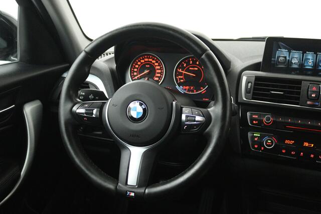 BMW 1-SERIE 118i High Executive (CAMERA, STOELVERWARMING, NAVIGATIE, CRUISE CONTROL)