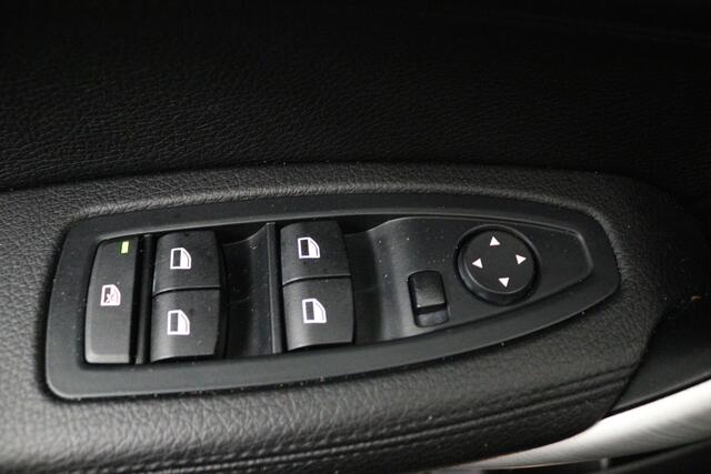 BMW 1-SERIE 118i High Executive (CAMERA, STOELVERWARMING, NAVIGATIE, CRUISE CONTROL)