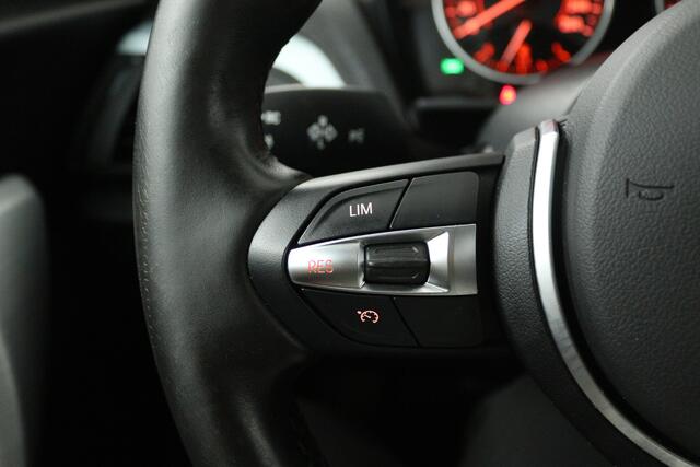 BMW 1-SERIE 118i High Executive (CAMERA, STOELVERWARMING, NAVIGATIE, CRUISE CONTROL)