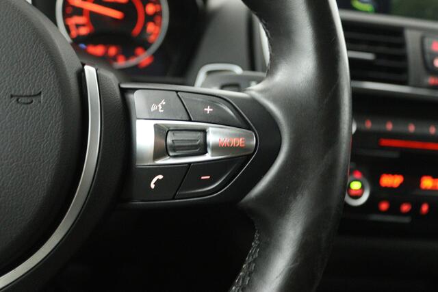 BMW 1-SERIE 118i High Executive (CAMERA, STOELVERWARMING, NAVIGATIE, CRUISE CONTROL)