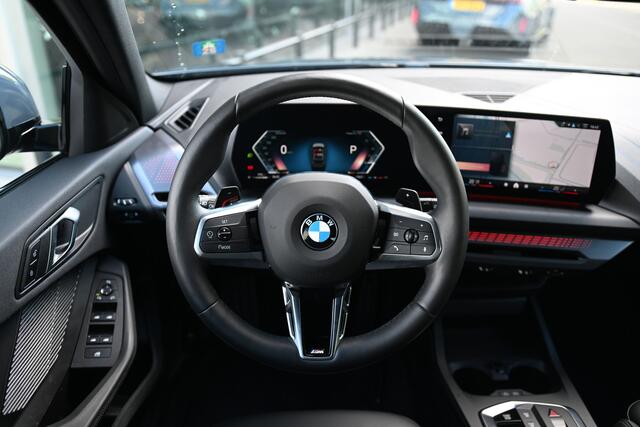 BMW 1-SERIE 120 M Sport Automaat / Sportstoelen / Achteruitrijcamera / Stoelverwarming / PDC / Stuurverwarming