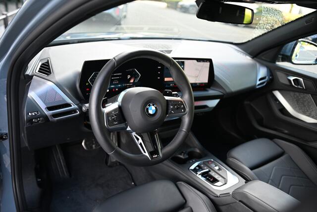BMW 1-SERIE 120 M Sport Automaat / Sportstoelen / Achteruitrijcamera / Stoelverwarming / PDC / Stuurverwarming