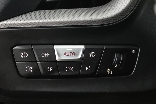 BMW 1-SERIE 120i Executive (PANORAMADAK, STOELVERWARMING, CAMERA, DEALER ONDERHOUDEN)