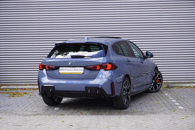 BMW 1-SERIE 120 | M Sportpakket Pro | 19 inch LM M Y-spaak | Glazen panoramadak | Extra getint glas | Parking Assistant Plus | Harman Kardon HiFi Sound system