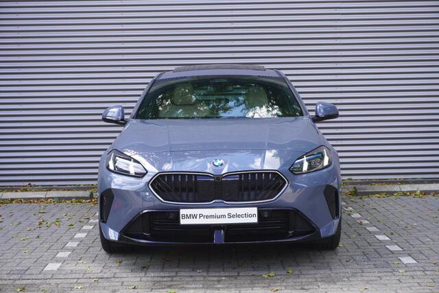 BMW 1-SERIE 120 | M Sportpakket Pro | 19 inch LM M Y-spaak | Glazen panoramadak | Extra getint glas | Parking Assistant Plus | Harman Kardon HiFi Sound system
