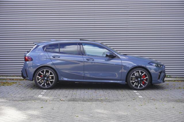 BMW 1-SERIE 120 | M Sportpakket Pro | 19 inch LM M Y-spaak | Glazen panoramadak | Extra getint glas | Parking Assistant Plus | Harman Kardon HiFi Sound system