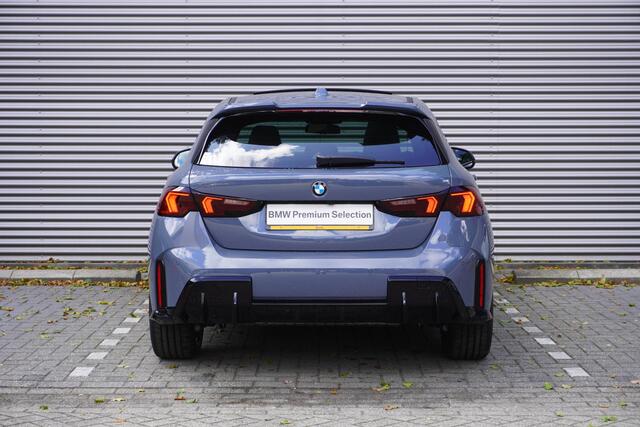 BMW 1-SERIE 120 | M Sportpakket Pro | 19 inch LM M Y-spaak | Glazen panoramadak | Extra getint glas | Parking Assistant Plus | Harman Kardon HiFi Sound system