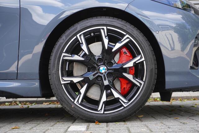 BMW 1-SERIE 120 | M Sportpakket Pro | 19 inch LM M Y-spaak | Glazen panoramadak | Extra getint glas | Parking Assistant Plus | Harman Kardon HiFi Sound system