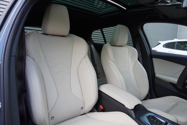 BMW 1-SERIE 120 | M Sportpakket Pro | 19 inch LM M Y-spaak | Glazen panoramadak | Extra getint glas | Parking Assistant Plus | Harman Kardon HiFi Sound system