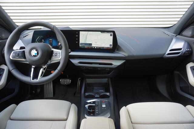 BMW 1-SERIE 120 | M Sportpakket Pro | 19 inch LM M Y-spaak | Glazen panoramadak | Extra getint glas | Parking Assistant Plus | Harman Kardon HiFi Sound system