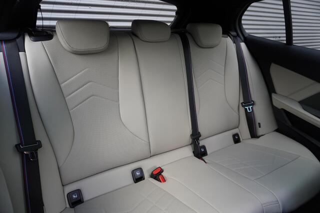 BMW 1-SERIE 120 | M Sportpakket Pro | 19 inch LM M Y-spaak | Glazen panoramadak | Extra getint glas | Parking Assistant Plus | Harman Kardon HiFi Sound system