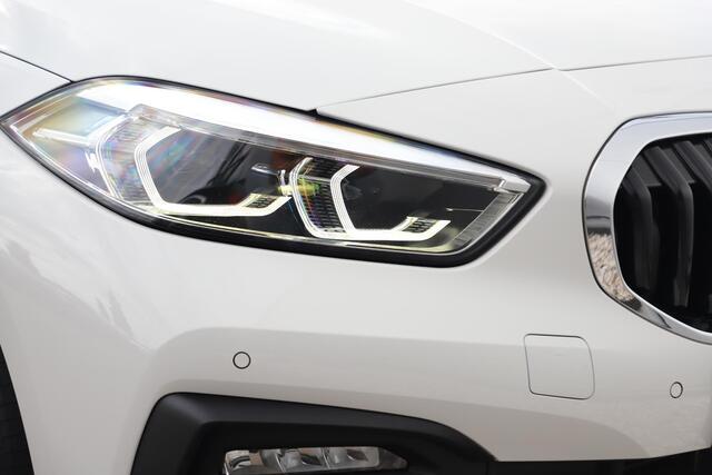 BMW 1-SERIE 116i Lesauto ! Sportstoelen Navigatie LED Carplay Android Parkeersensoren Climate Cruise Control LMV