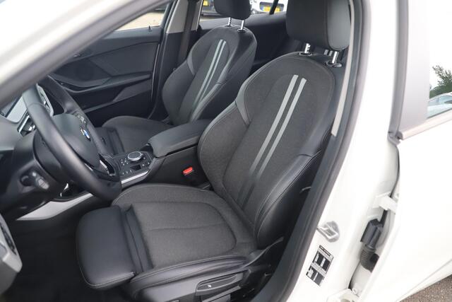 BMW 1-SERIE 116i Lesauto ! Sportstoelen Navigatie LED Carplay Android Parkeersensoren Climate Cruise Control LMV